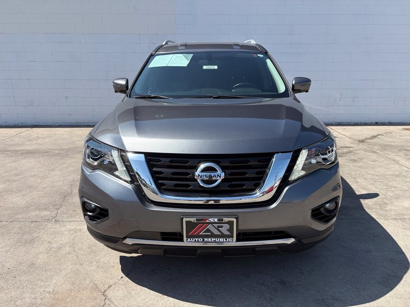 Nissan Pathfinder Vehicle Full-screen Gallery Image 02
