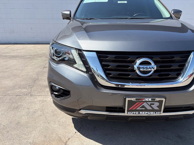 Nissan Pathfinder Vehicle Full-screen Gallery Image 03