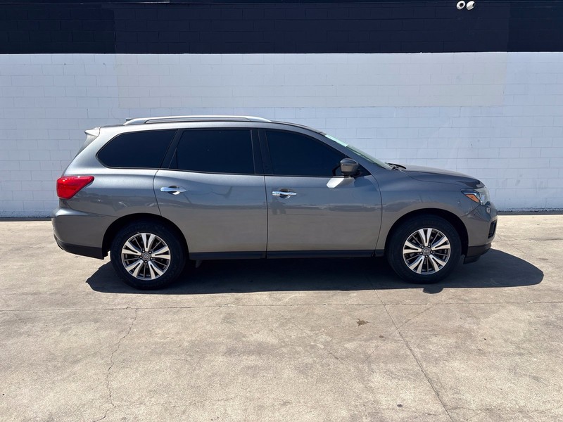Nissan Pathfinder Vehicle Full-screen Gallery Image 04