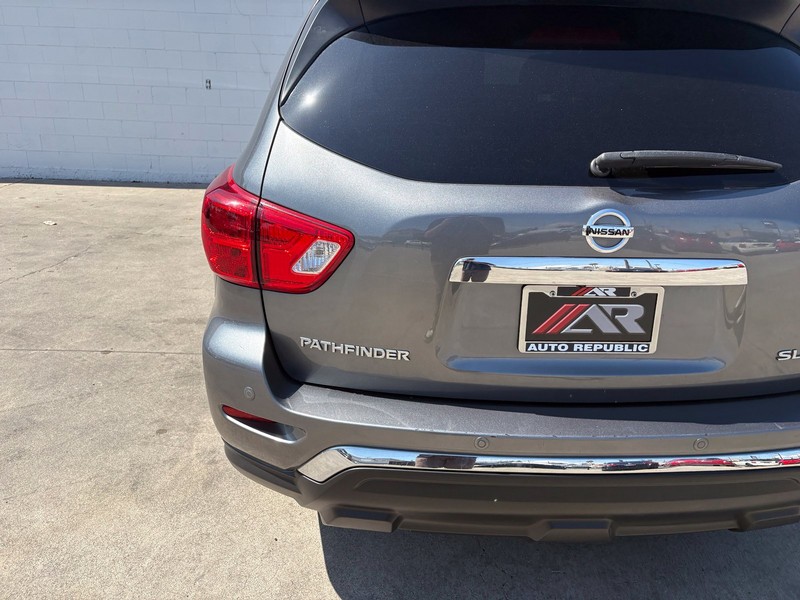 Nissan Pathfinder Vehicle Full-screen Gallery Image 07