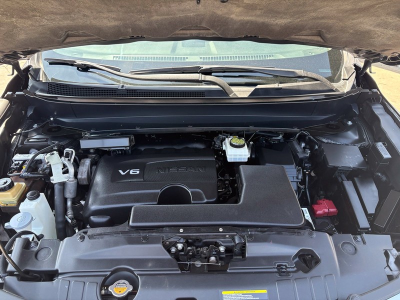 Nissan Pathfinder Vehicle Full-screen Gallery Image 13