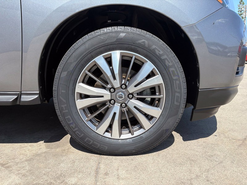 Nissan Pathfinder Vehicle Full-screen Gallery Image 14