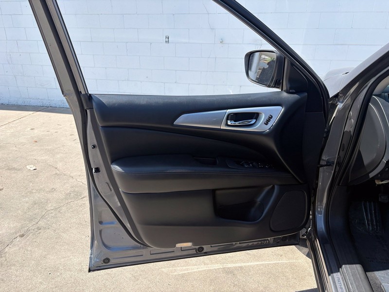 Nissan Pathfinder Vehicle Full-screen Gallery Image 15
