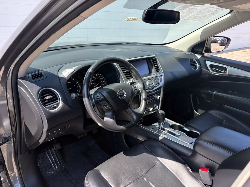 Nissan Pathfinder Vehicle Full-screen Gallery Image 16