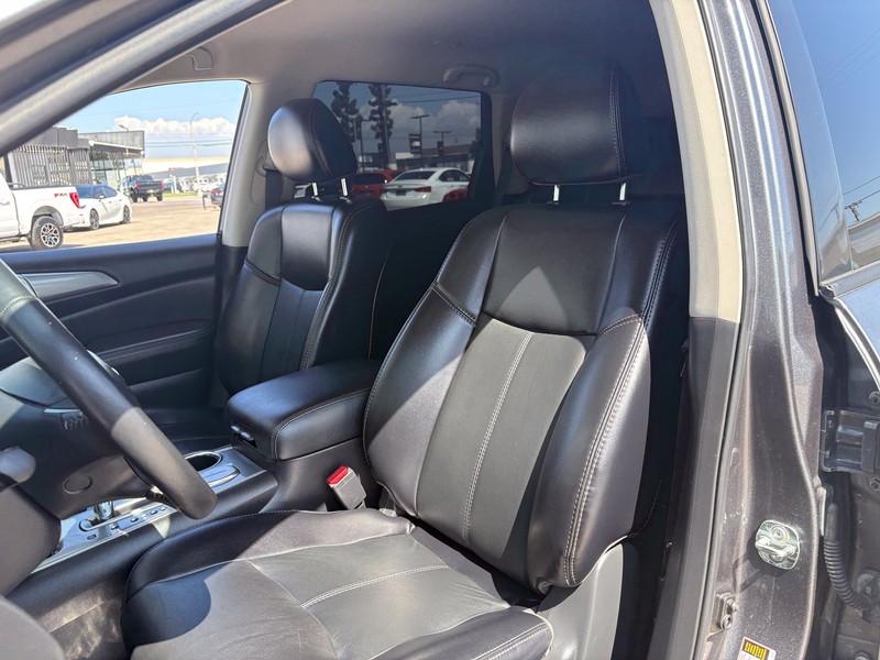 Nissan Pathfinder Vehicle Full-screen Gallery Image 17