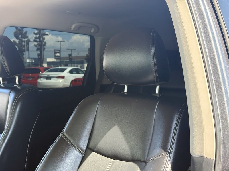 Nissan Pathfinder Vehicle Full-screen Gallery Image 18
