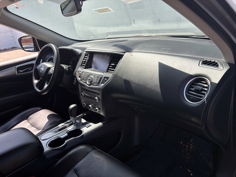 Nissan Pathfinder Vehicle Full-screen Gallery Image 19