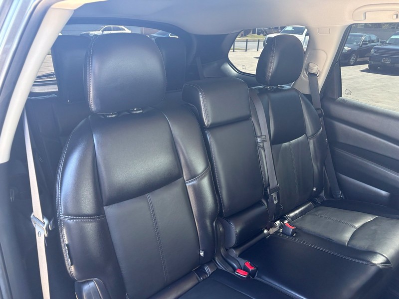 Nissan Pathfinder Vehicle Full-screen Gallery Image 21
