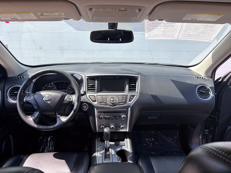 Nissan Pathfinder Vehicle Full-screen Gallery Image 24
