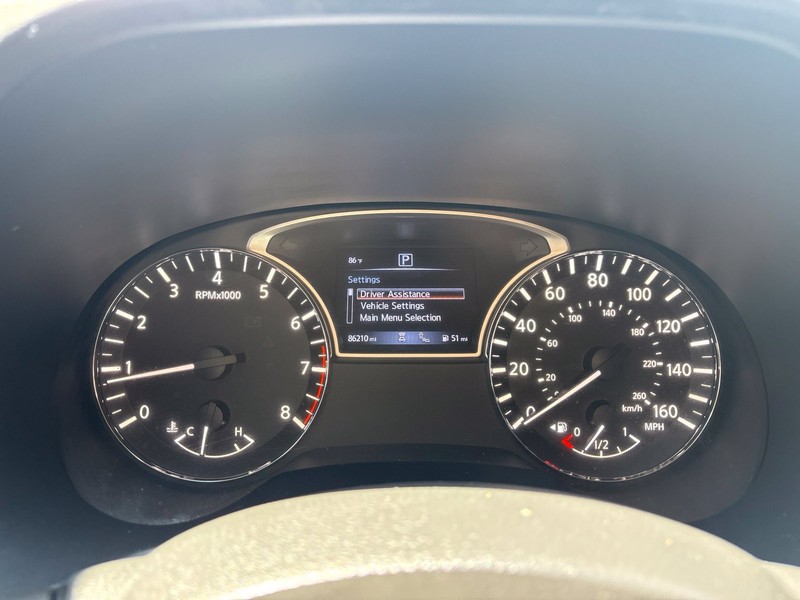 Nissan Pathfinder Vehicle Full-screen Gallery Image 25
