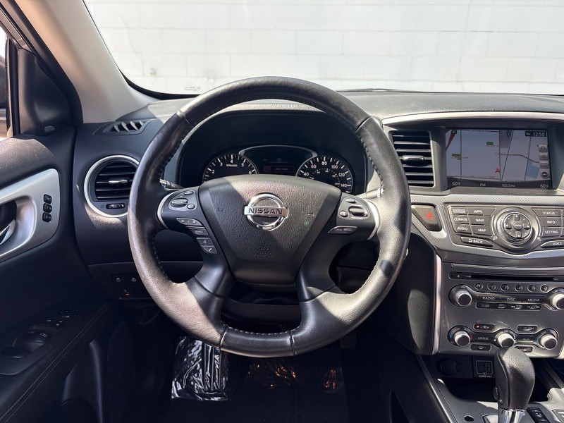Nissan Pathfinder Vehicle Full-screen Gallery Image 26