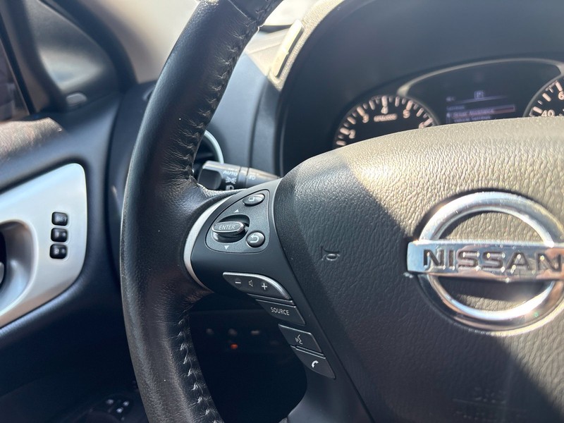Nissan Pathfinder Vehicle Full-screen Gallery Image 27