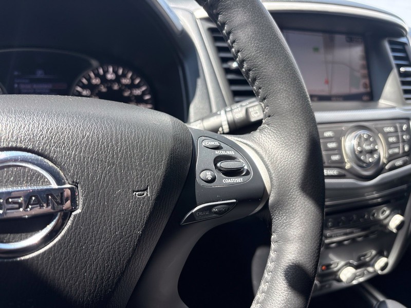 Nissan Pathfinder Vehicle Full-screen Gallery Image 28