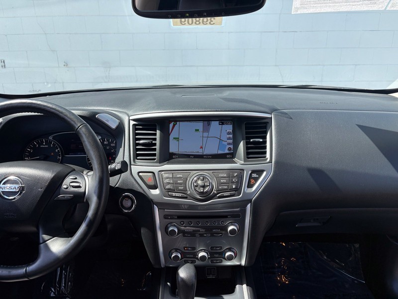 Nissan Pathfinder Vehicle Full-screen Gallery Image 29