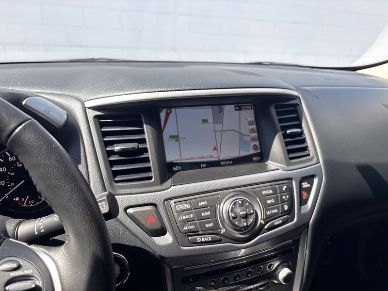 Nissan Pathfinder Vehicle Full-screen Gallery Image 30
