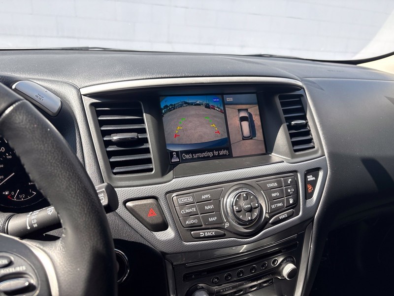 Nissan Pathfinder Vehicle Full-screen Gallery Image 31