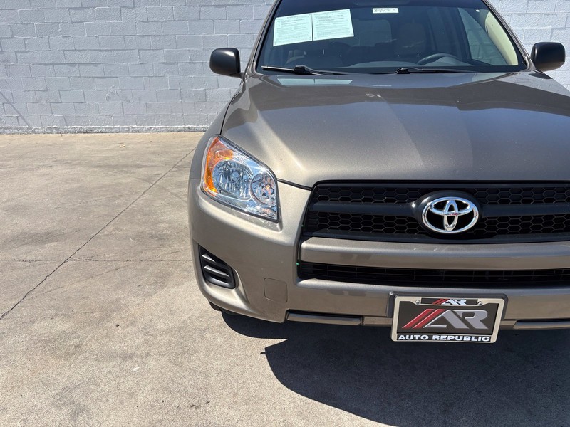 Toyota RAV4 Vehicle Full-screen Gallery Image 03