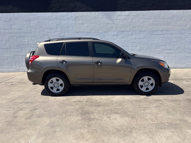 Toyota RAV4 Vehicle Full-screen Gallery Image 04