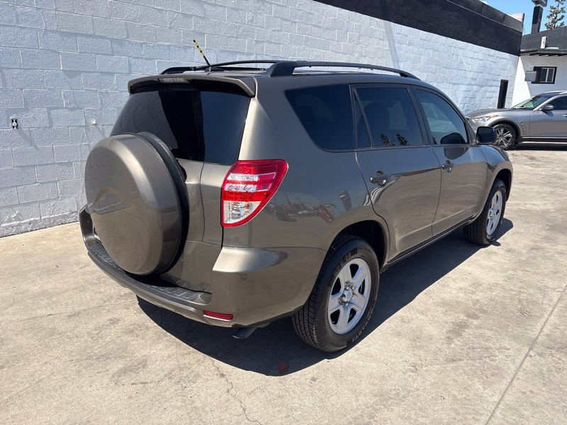 Toyota RAV4 Vehicle Full-screen Gallery Image 05