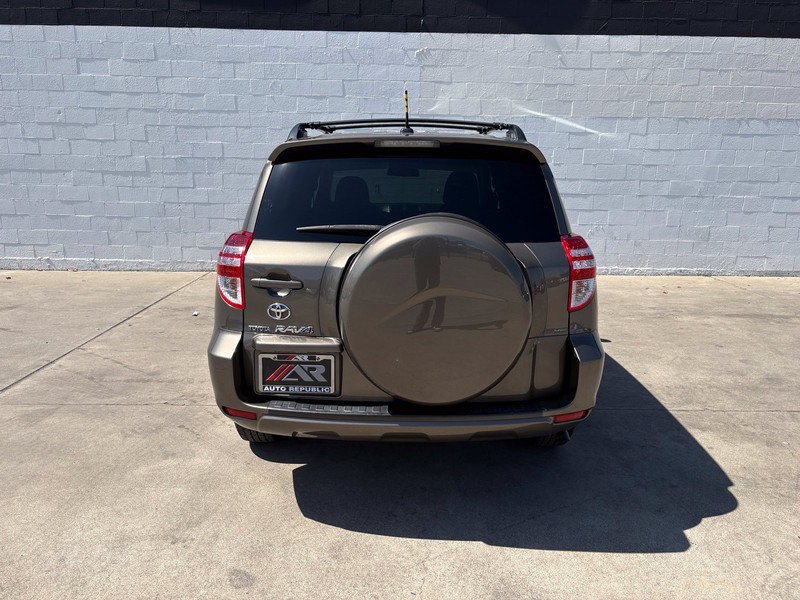 Toyota RAV4 Vehicle Full-screen Gallery Image 06