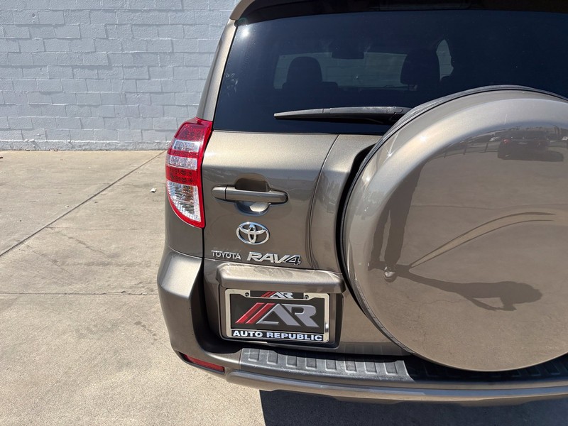 Toyota RAV4 Vehicle Full-screen Gallery Image 07