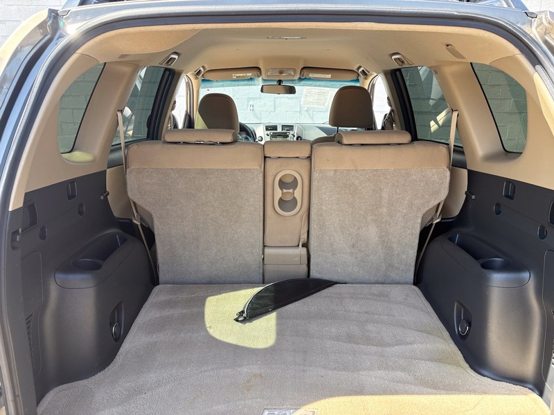 Toyota RAV4 Vehicle Full-screen Gallery Image 08