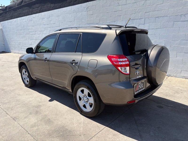 Toyota RAV4 Vehicle Full-screen Gallery Image 09