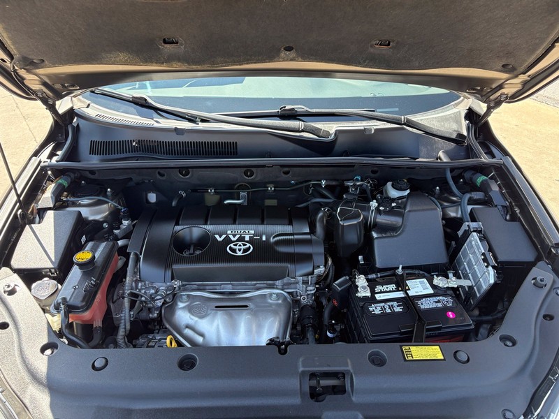 Toyota RAV4 Vehicle Full-screen Gallery Image 12