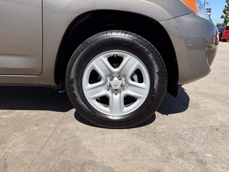 Toyota RAV4 Vehicle Full-screen Gallery Image 13