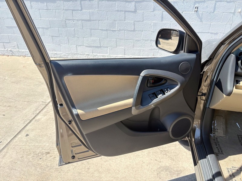 Toyota RAV4 Vehicle Full-screen Gallery Image 14
