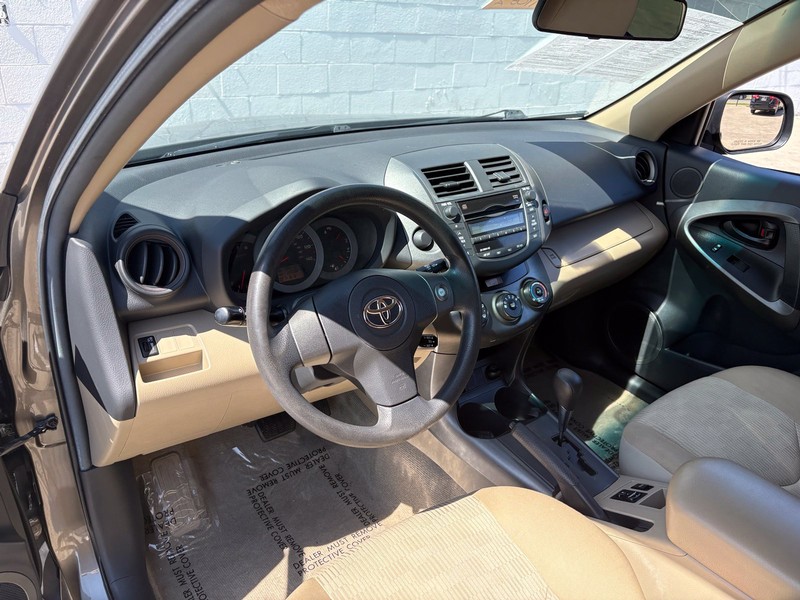 Toyota RAV4 Vehicle Full-screen Gallery Image 15