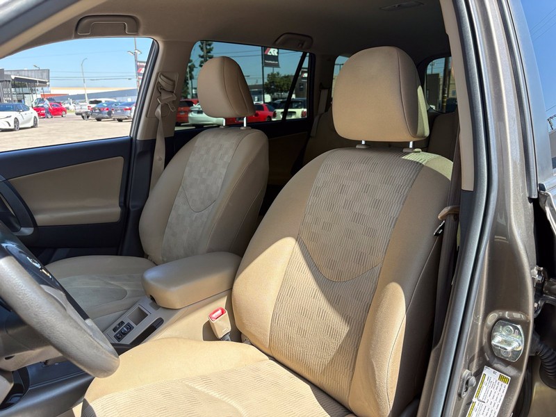 Toyota RAV4 Vehicle Full-screen Gallery Image 16