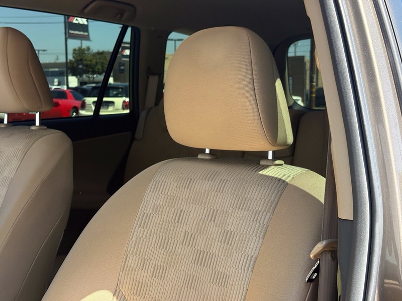 Toyota RAV4 Vehicle Full-screen Gallery Image 17