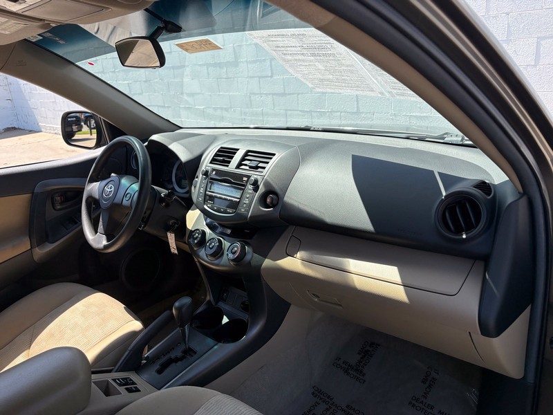 Toyota RAV4 Vehicle Full-screen Gallery Image 18