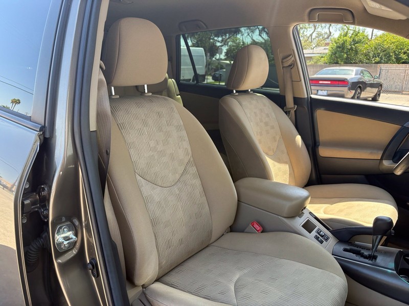 Toyota RAV4 Vehicle Full-screen Gallery Image 19