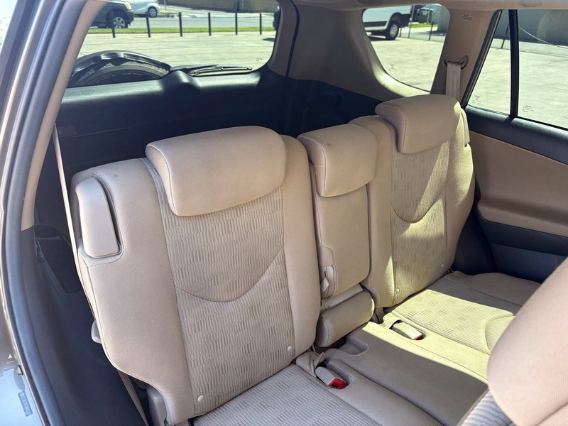 Toyota RAV4 Vehicle Full-screen Gallery Image 20