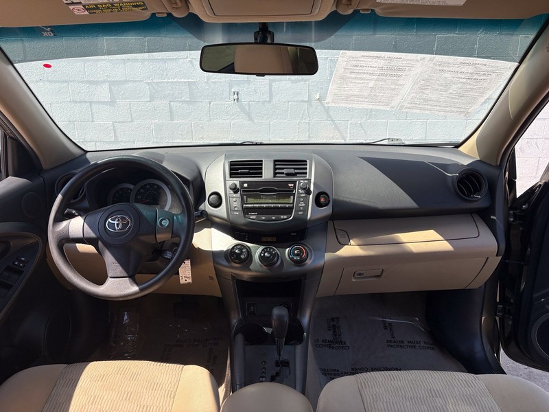 Toyota RAV4 Vehicle Full-screen Gallery Image 21