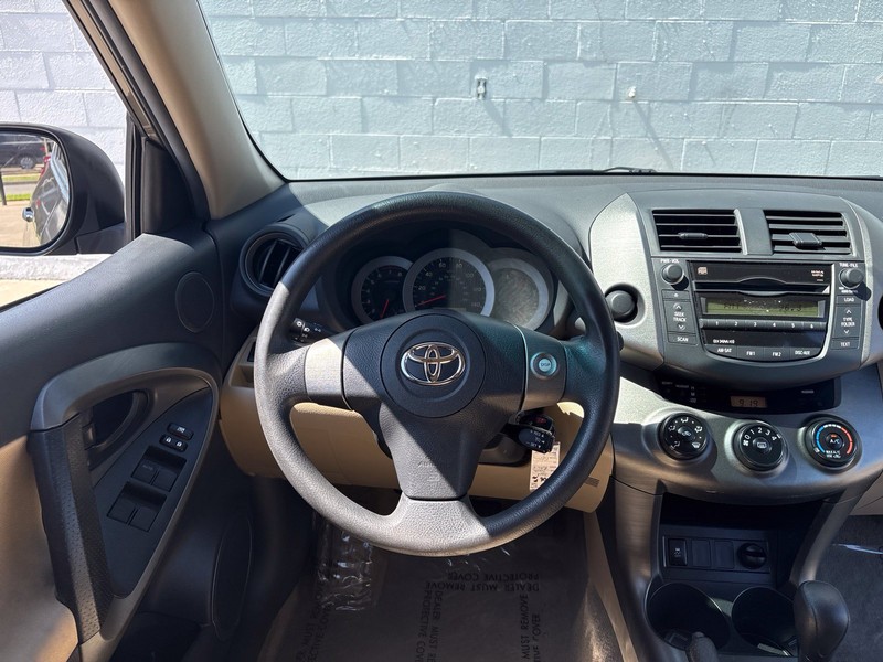 Toyota RAV4 Vehicle Full-screen Gallery Image 23
