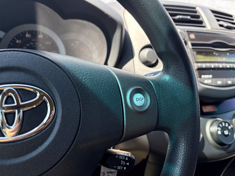 Toyota RAV4 Vehicle Full-screen Gallery Image 24