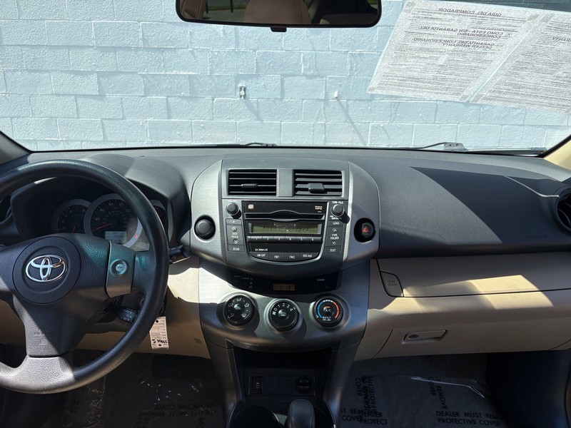 Toyota RAV4 Vehicle Full-screen Gallery Image 25
