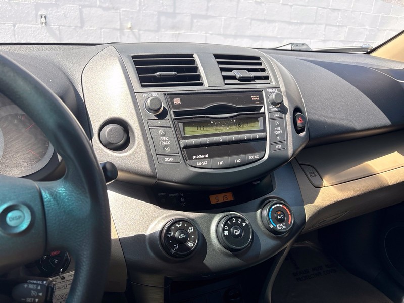 Toyota RAV4 Vehicle Full-screen Gallery Image 26