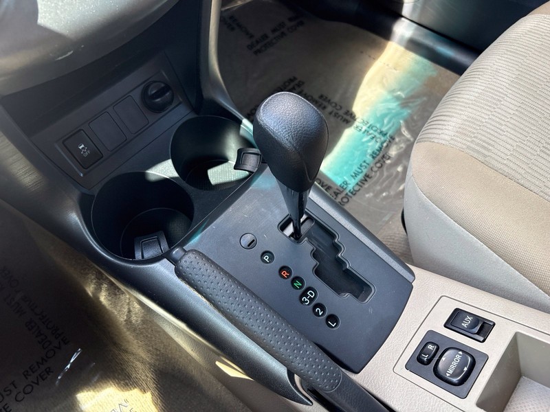 Toyota RAV4 Vehicle Full-screen Gallery Image 27