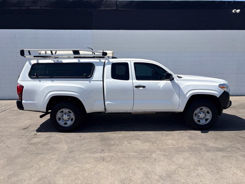 Toyota Tacoma Vehicle Full-screen Gallery Image 01