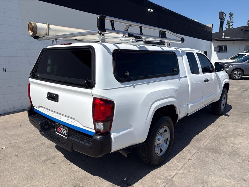 Toyota Tacoma Vehicle Full-screen Gallery Image 05