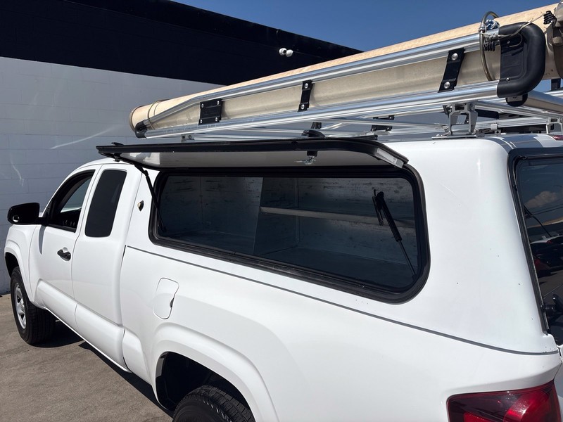 Toyota Tacoma Vehicle Full-screen Gallery Image 11