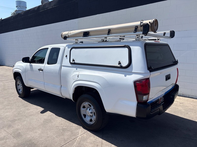 Toyota Tacoma Vehicle Full-screen Gallery Image 12