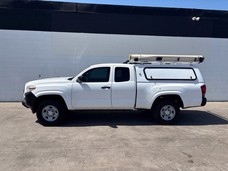 Toyota Tacoma Vehicle Full-screen Gallery Image 13