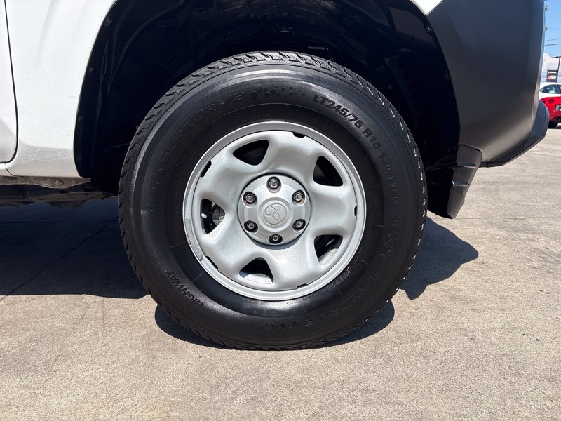 Toyota Tacoma Vehicle Full-screen Gallery Image 16