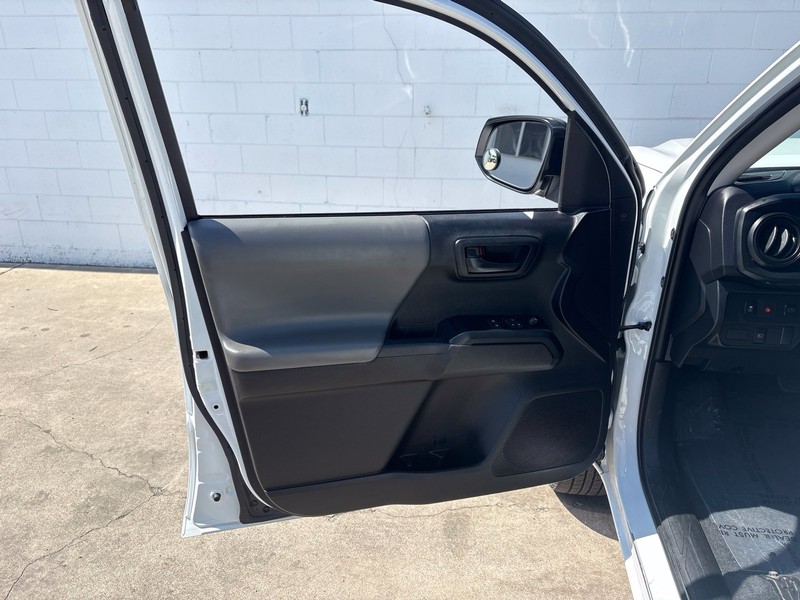 Toyota Tacoma Vehicle Full-screen Gallery Image 17
