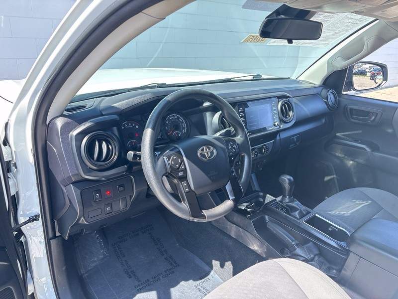Toyota Tacoma Vehicle Full-screen Gallery Image 18